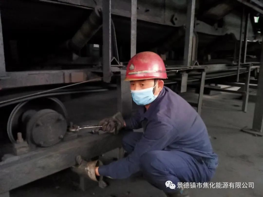 “老線這邊人手不夠，你們那邊有誰可以過來支援？”“好的，我馬上來?！甭牭竭@個消息時，羅國安剛剛結(jié)束新線的維修工作，但他二話不說，立即拿起維修包，投入到老線的維修工作當中。每天工作10小時以上已經(jīng)成為抗疫期間的常態(tài)，雖然身體很疲憊，但是他沒有任何怨言，“確實很辛苦、很累，但現(xiàn)在正是特殊時期，只有保障公司生產(chǎn)經(jīng)營“不斷檔”，我們生活才能“不斷線”，恰恰我所在的運輸廠就是承擔著焦炭煤炭運輸?shù)闹匾氊?，所以我更應該恪盡職守，保障好這些設備的穩(wěn)定運行。”.jpg